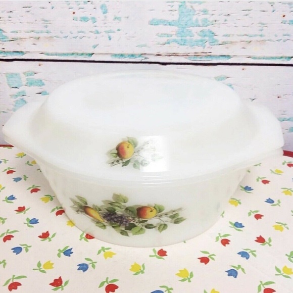 Arcopal French Milk Glass Large Round Casserole Dish Fruits Pattern Lid Vintage - Picture 1 of 1